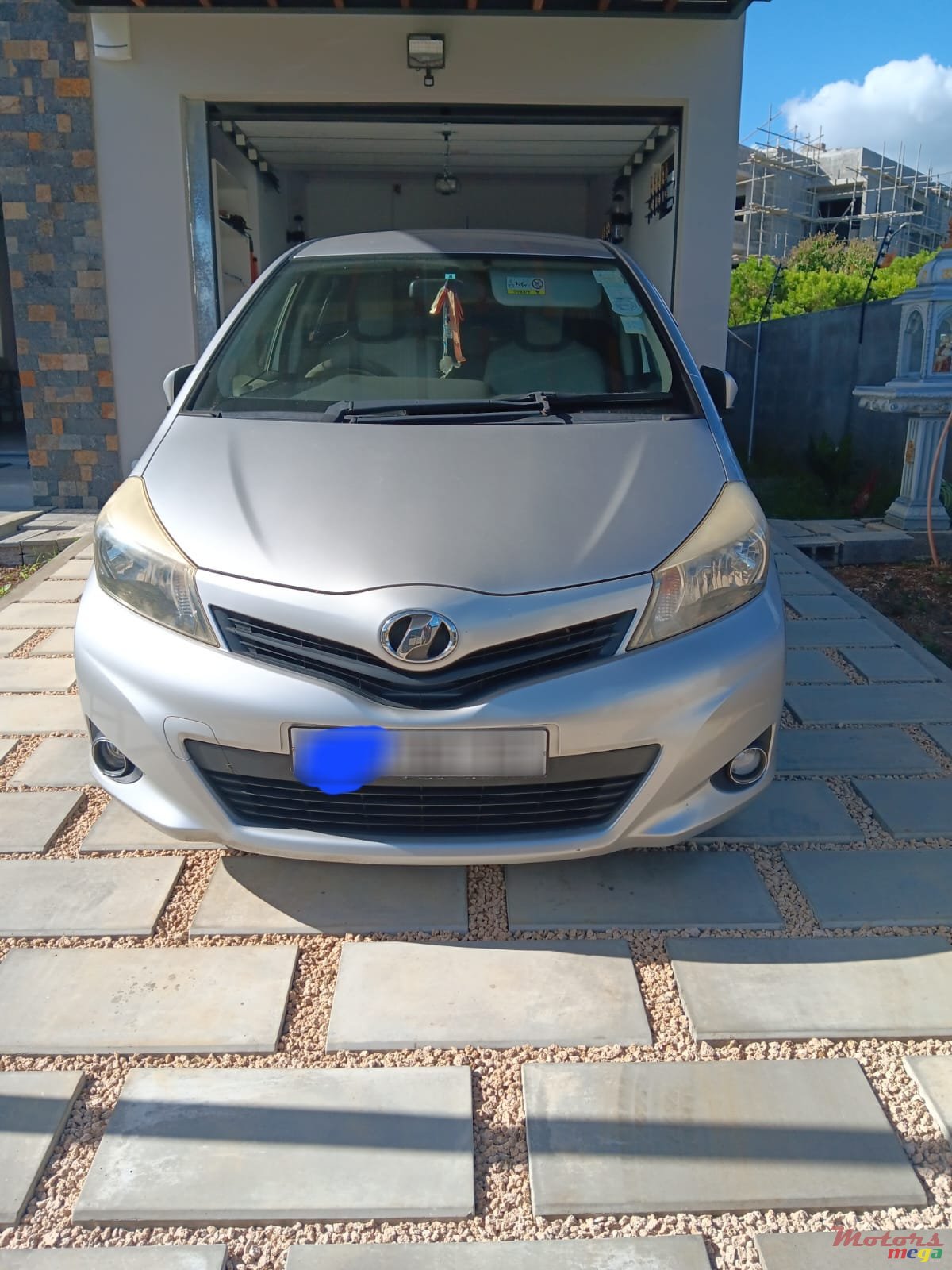 2013' Toyota Vitz photo #2