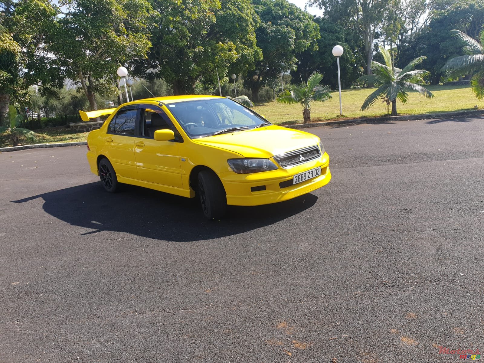 2002' Mitsubishi Lancer photo #2