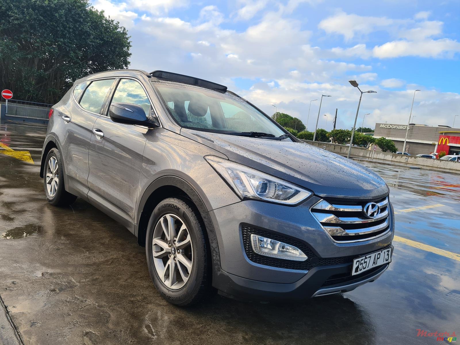 2013' Hyundai Santa Fe Automatic photo #1