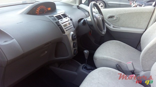 2009' Toyota Vitz photo #2