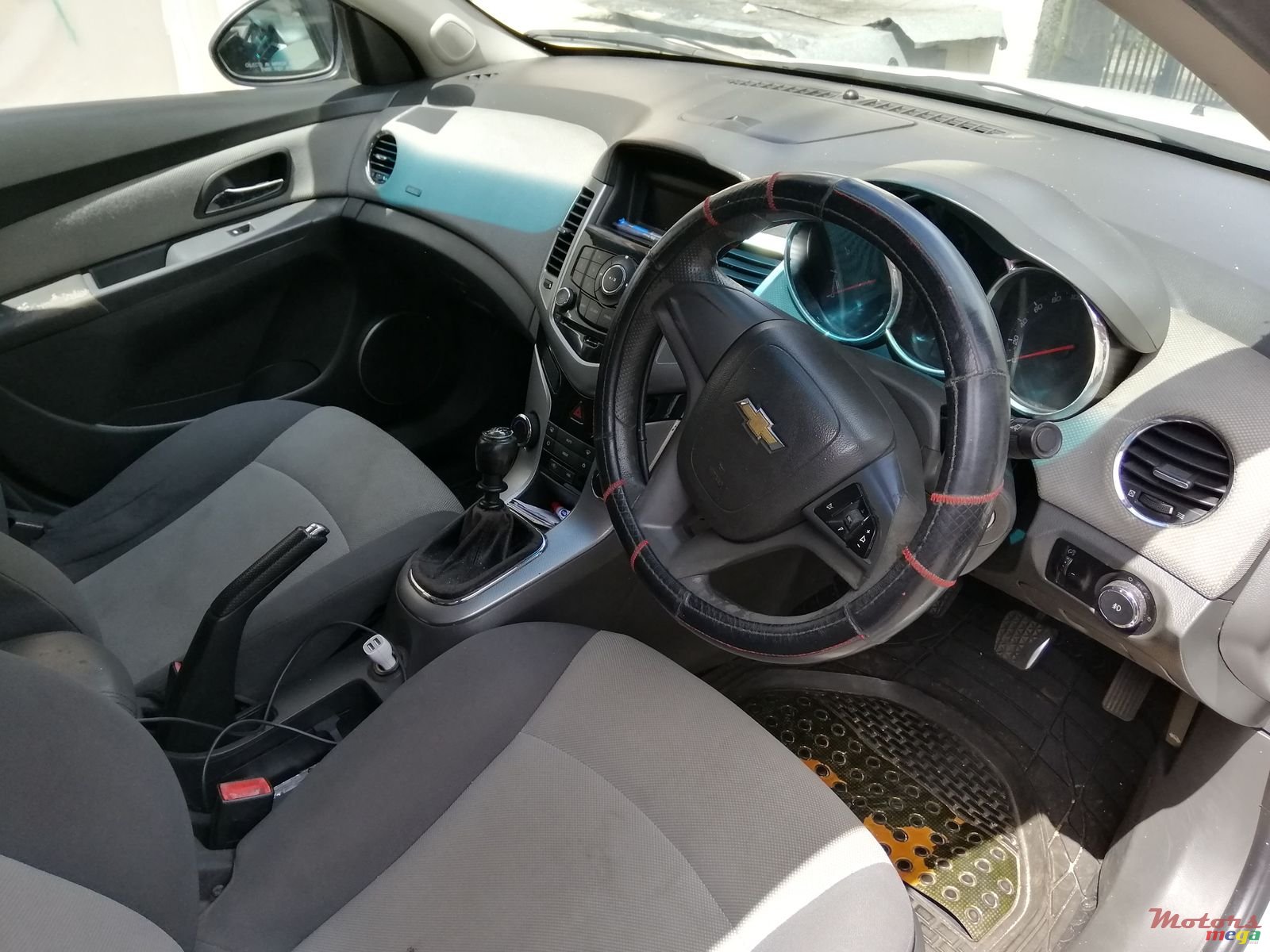 2010' Chevrolet Cruze photo #2