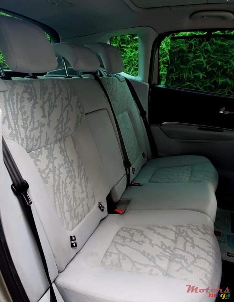 2010' Peugeot 3008 1.6l manual photo #6