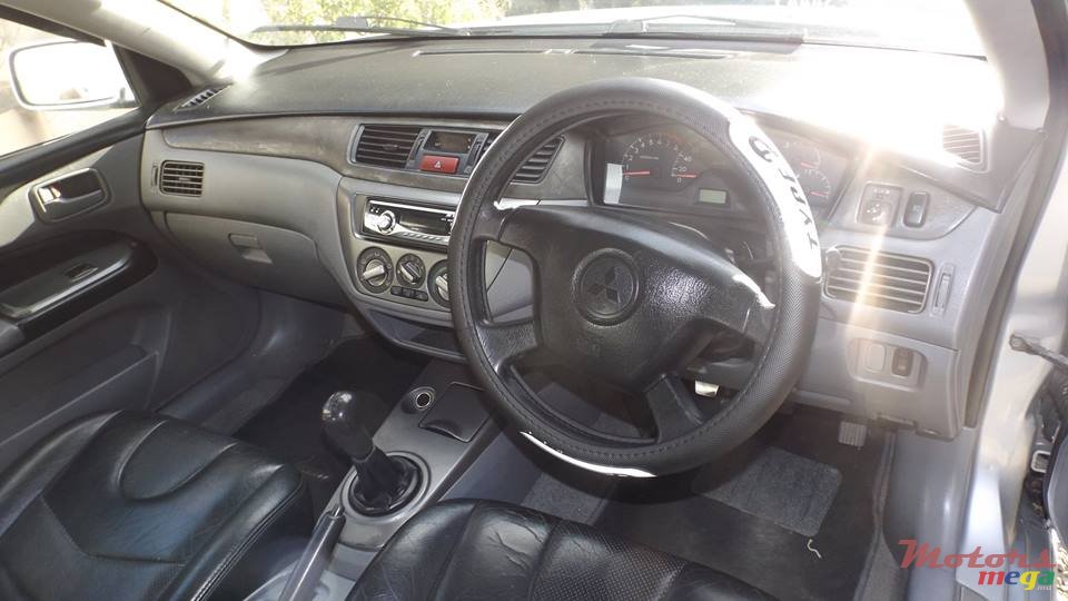 2004' Mitsubishi Lancer GLX photo #3