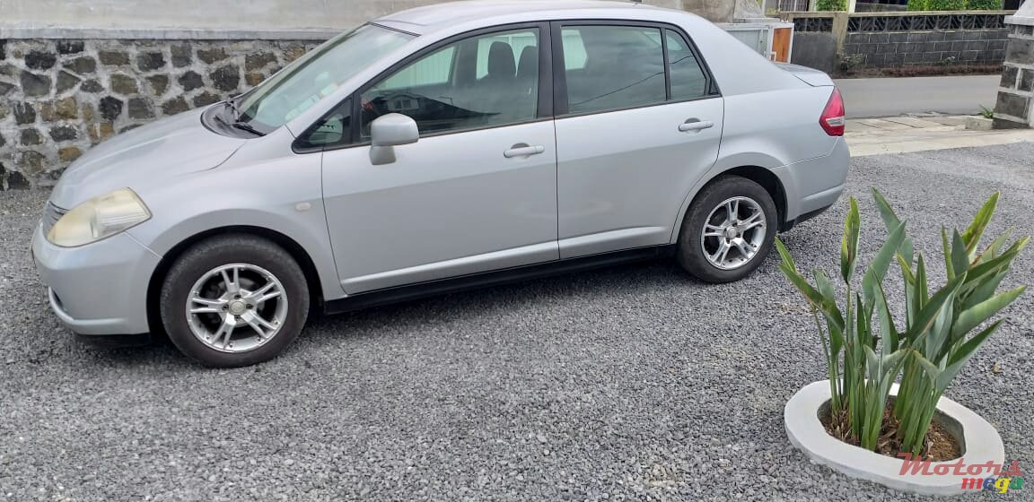 2004' Nissan Tiida photo #2
