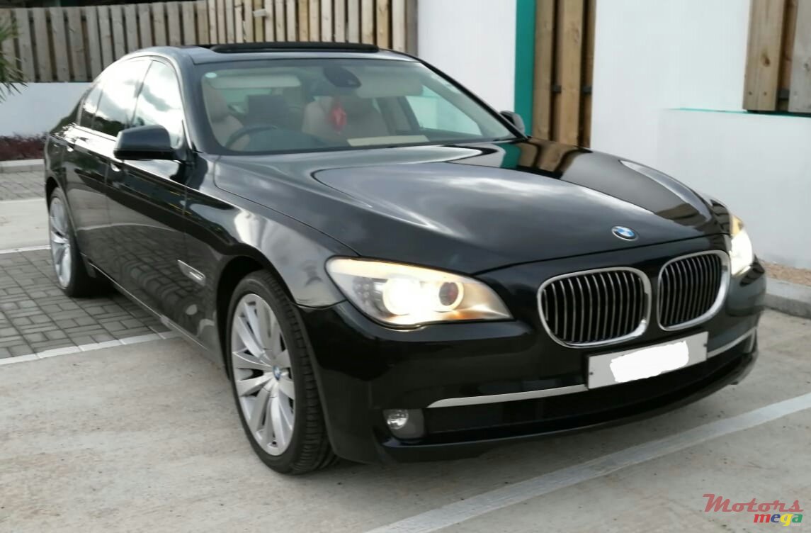 2009' BMW 7 Series 730D photo #1