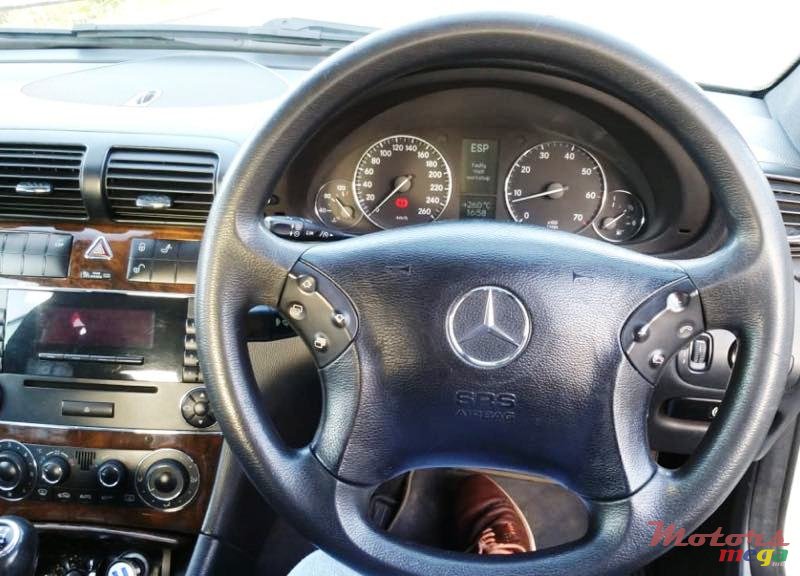 2004' Mercedes-Benz C-Class photo #4