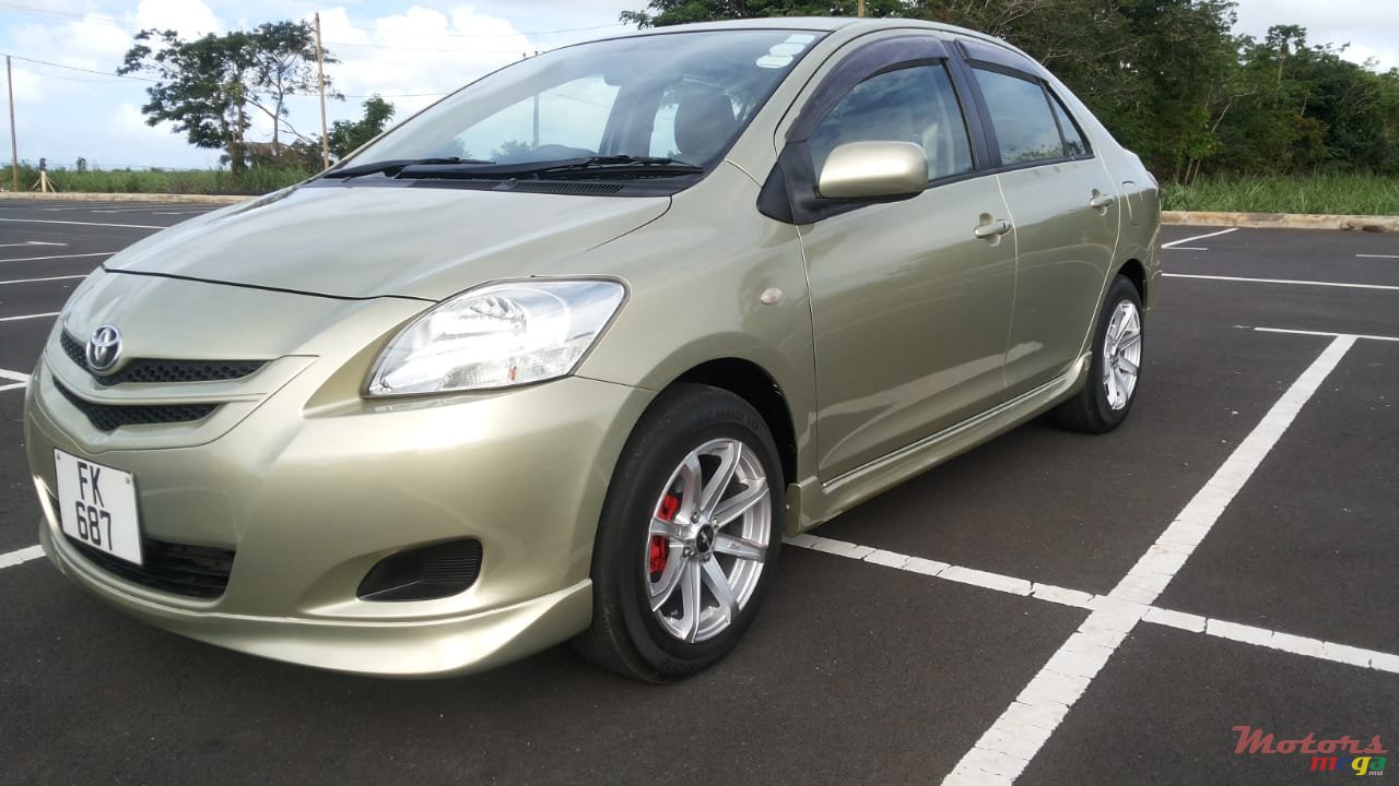 2005' Toyota Belta photo #1