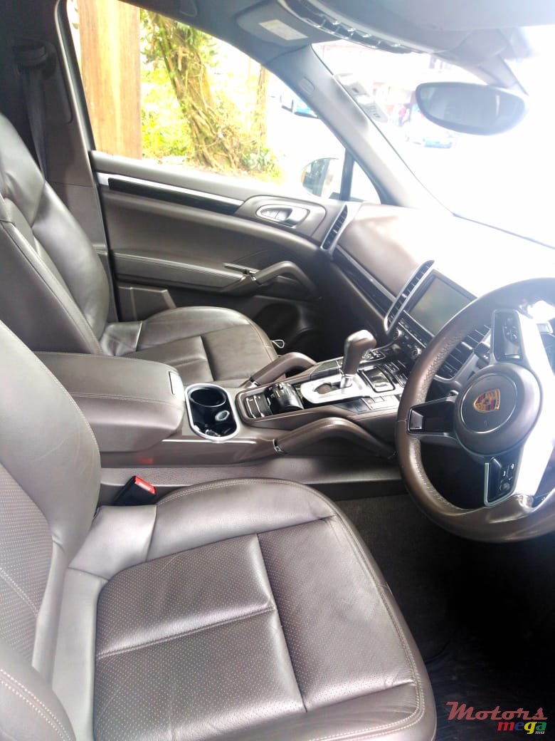 2016' Porsche Cayenne photo #3