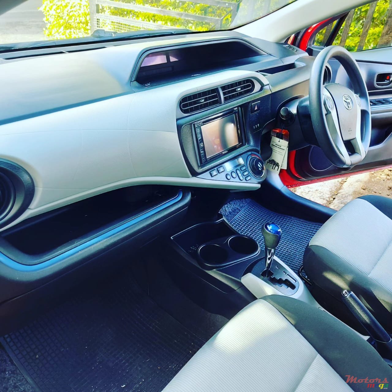 2014' Toyota Aqua Dorigine photo #2