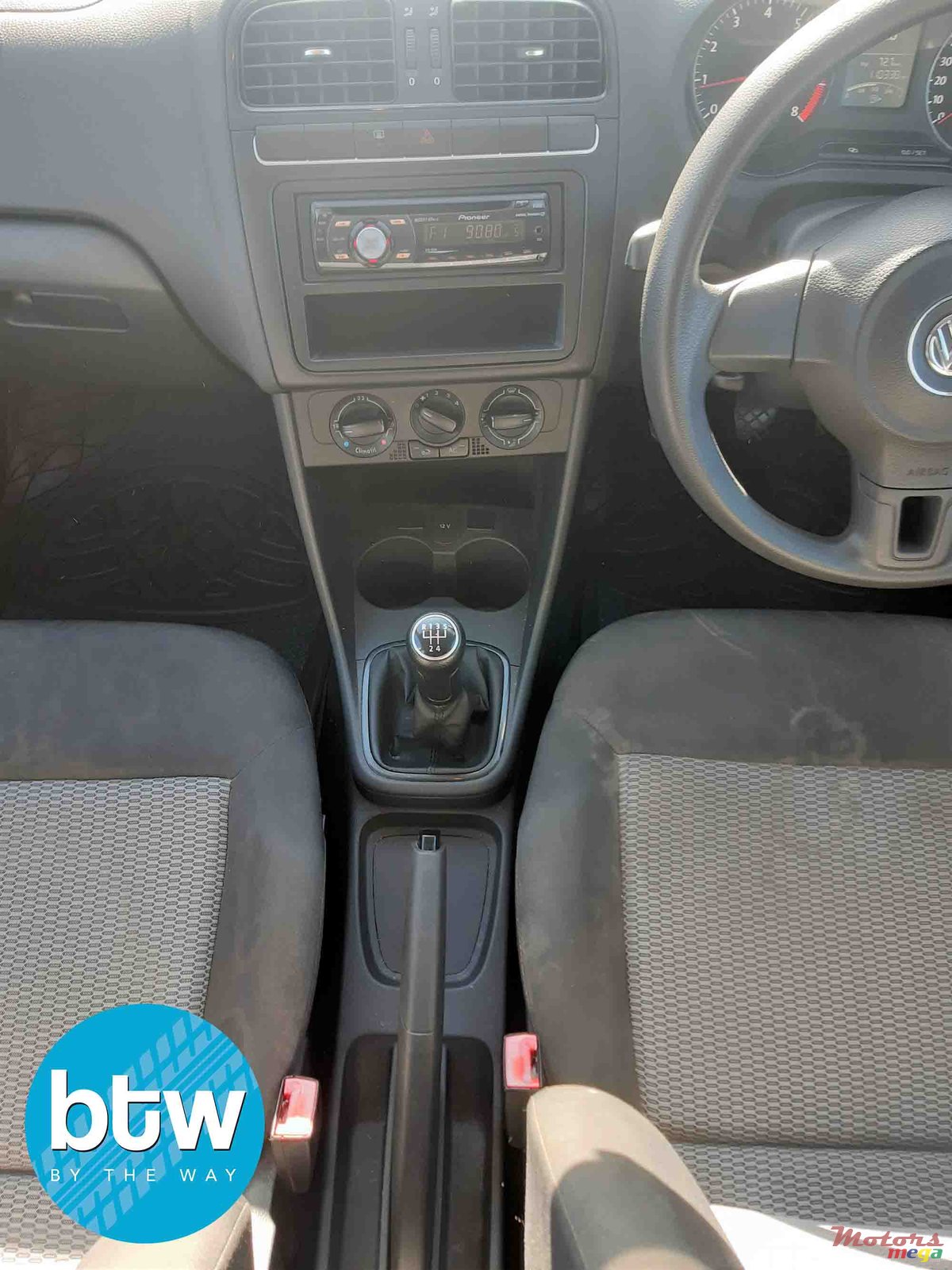 2010' Volkswagen Polo photo #6