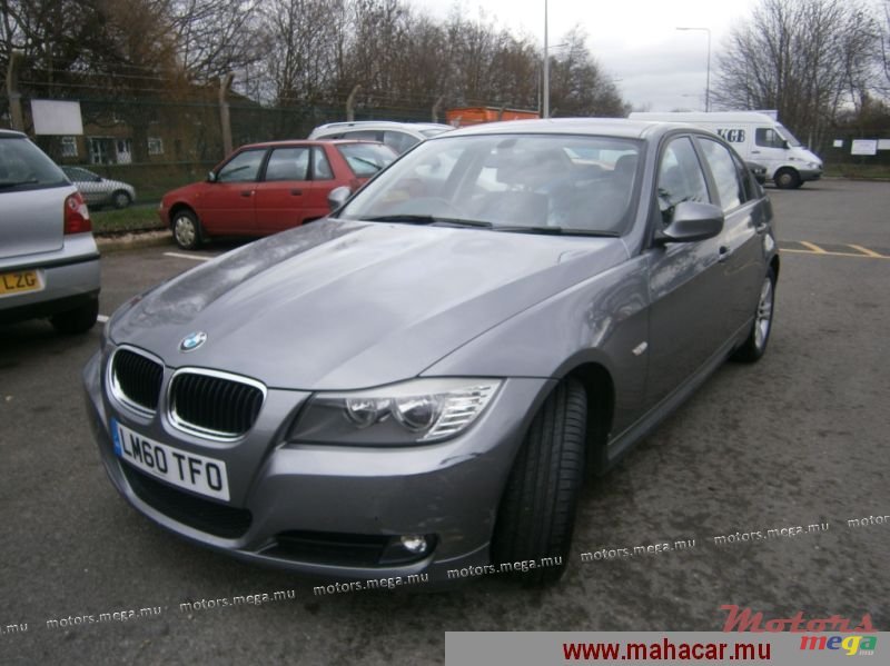 2011' BMW 3 Series 318 i photo #1
