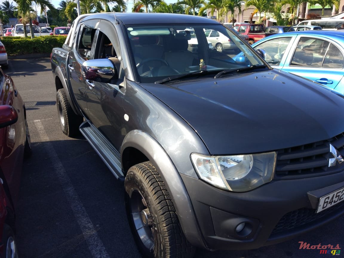 2010' Mitsubishi L 200 photo #2