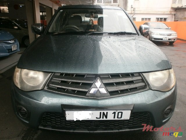 2010' Mitsubishi L 200 2x4 photo #1