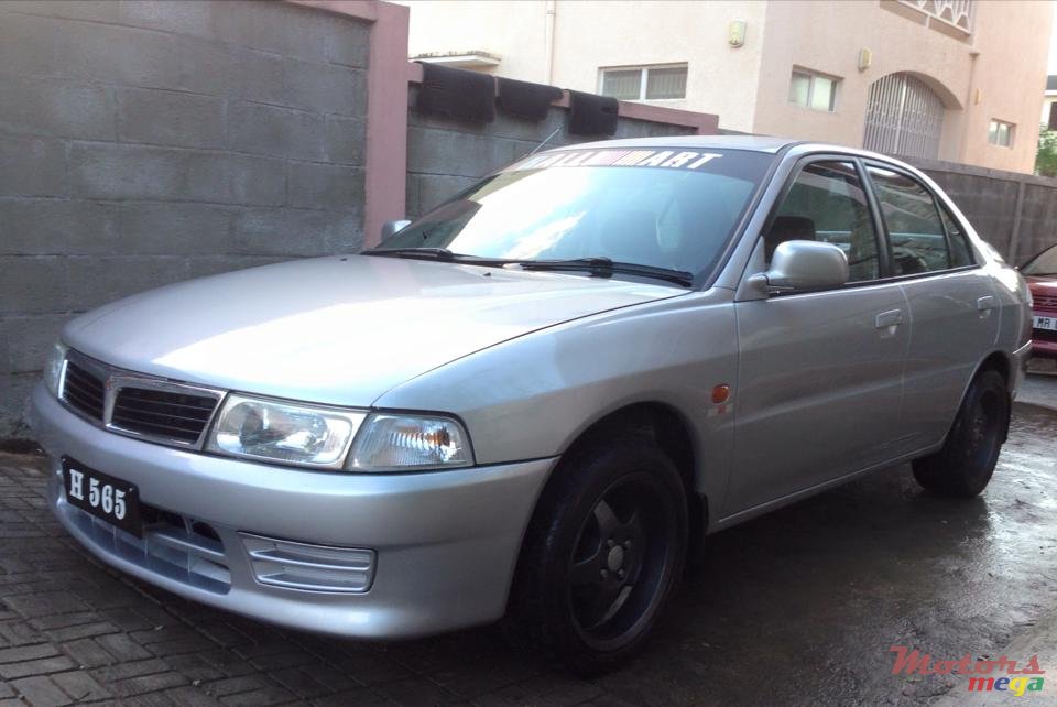2000' Mitsubishi Lancer photo #2