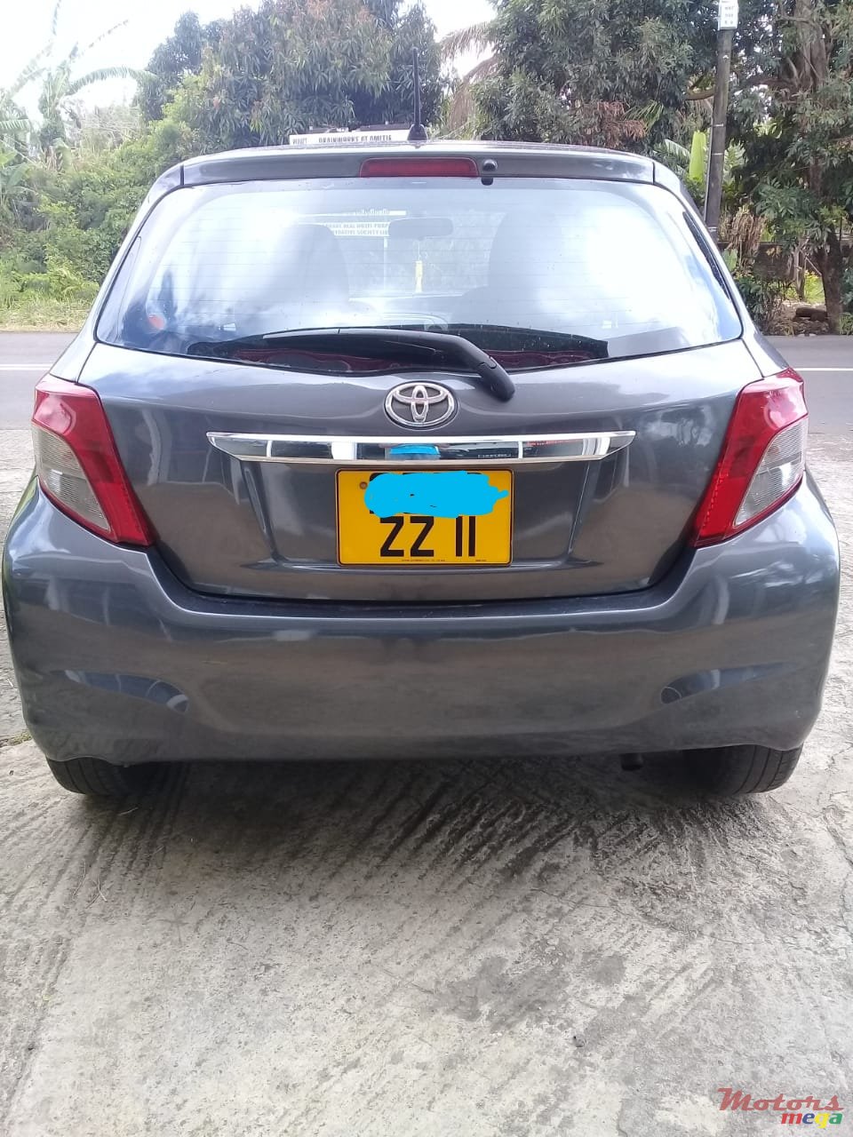 2011' Toyota Vitz photo #3