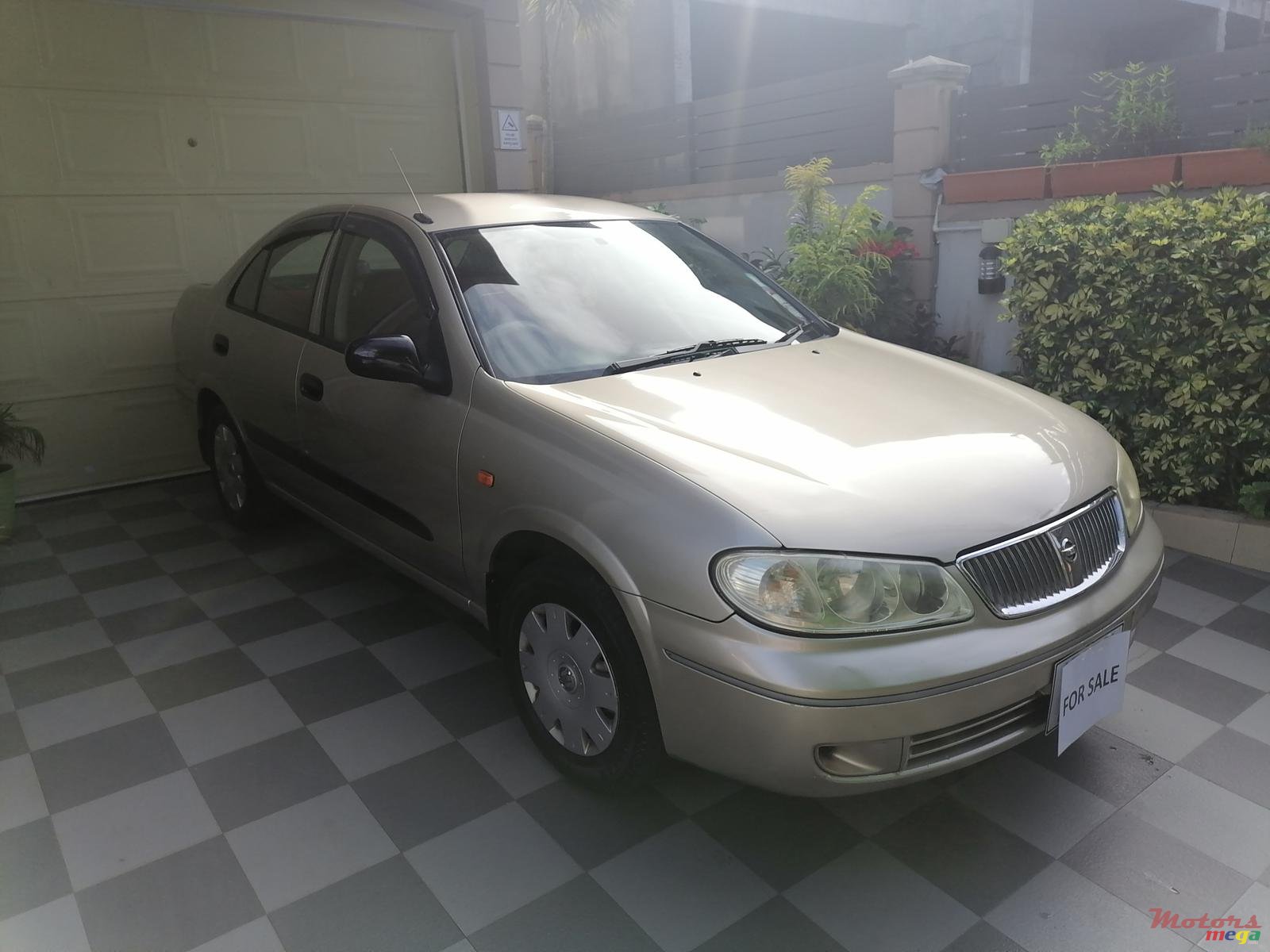 2004' Nissan Sunny photo #2