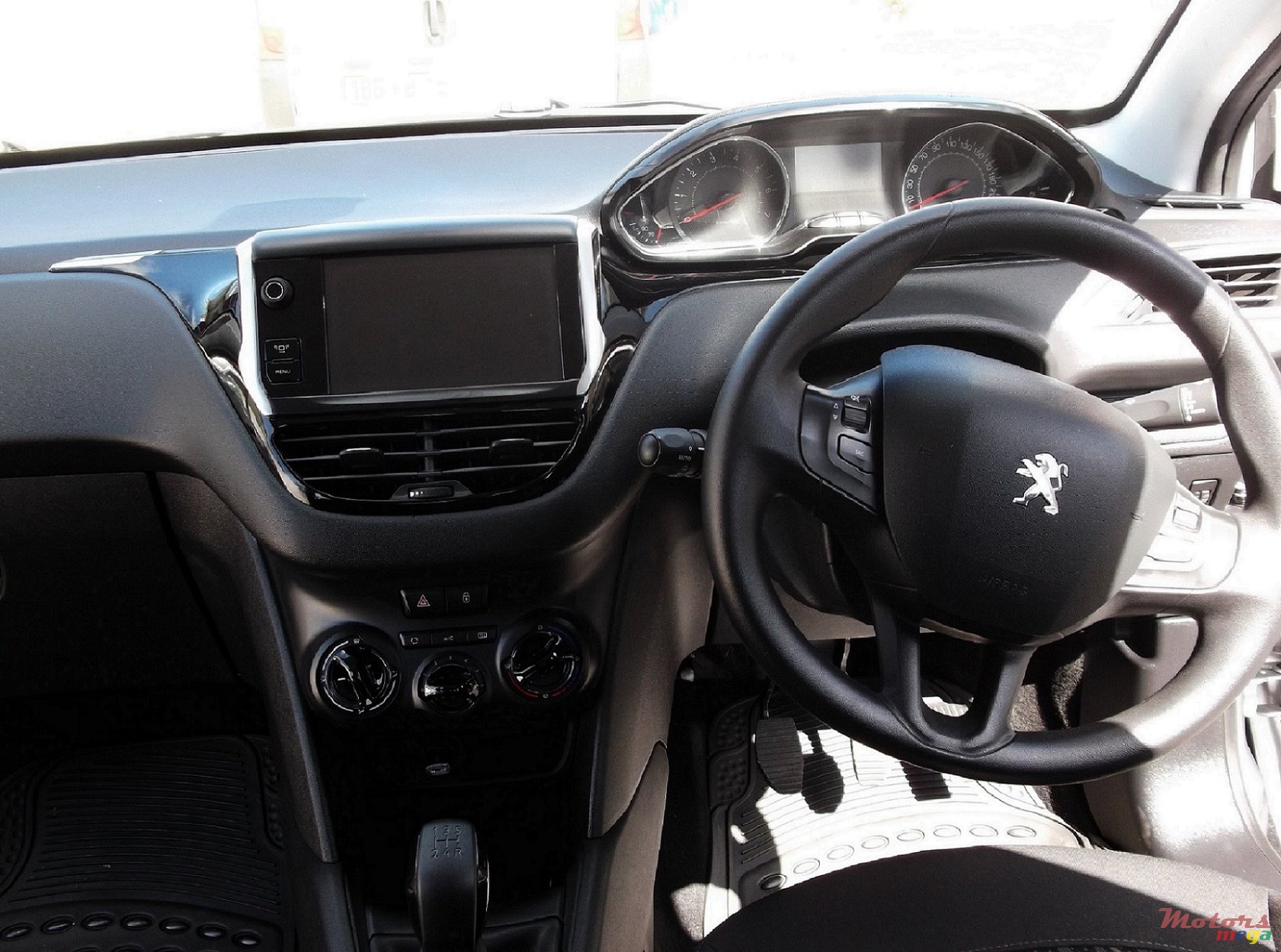 2013' Peugeot 208 photo #2