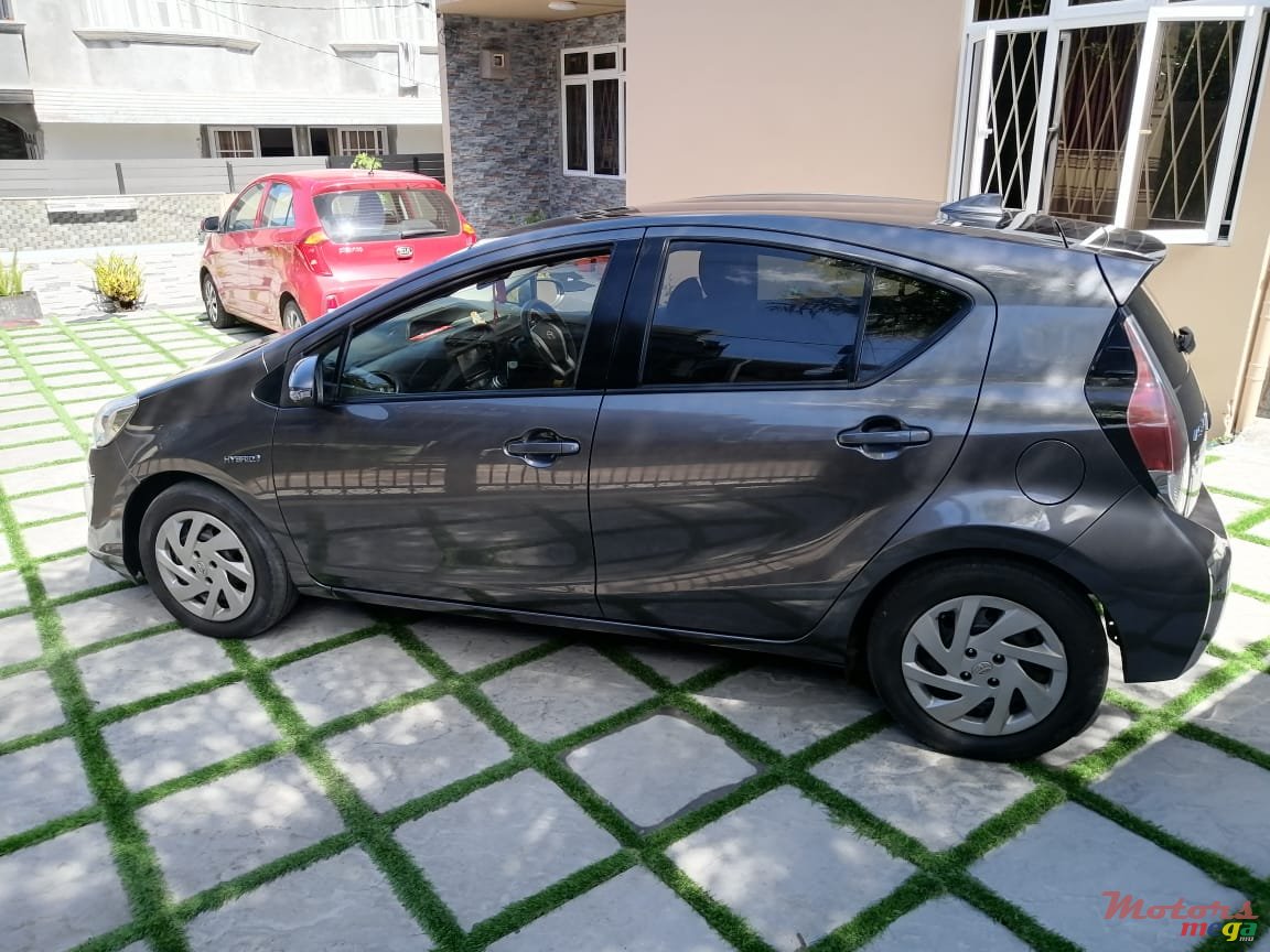 2015' Toyota Aqua photo #3