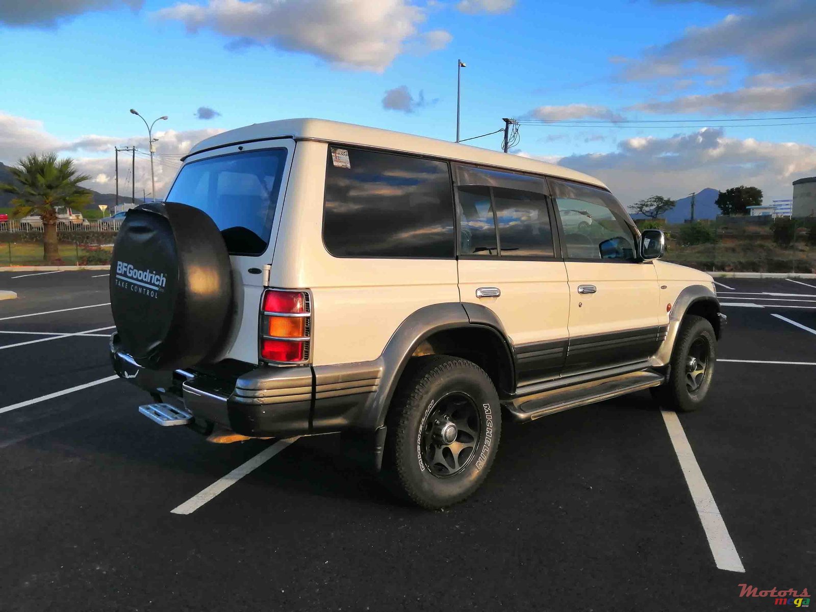 1996' Mitsubishi Pajero photo #3