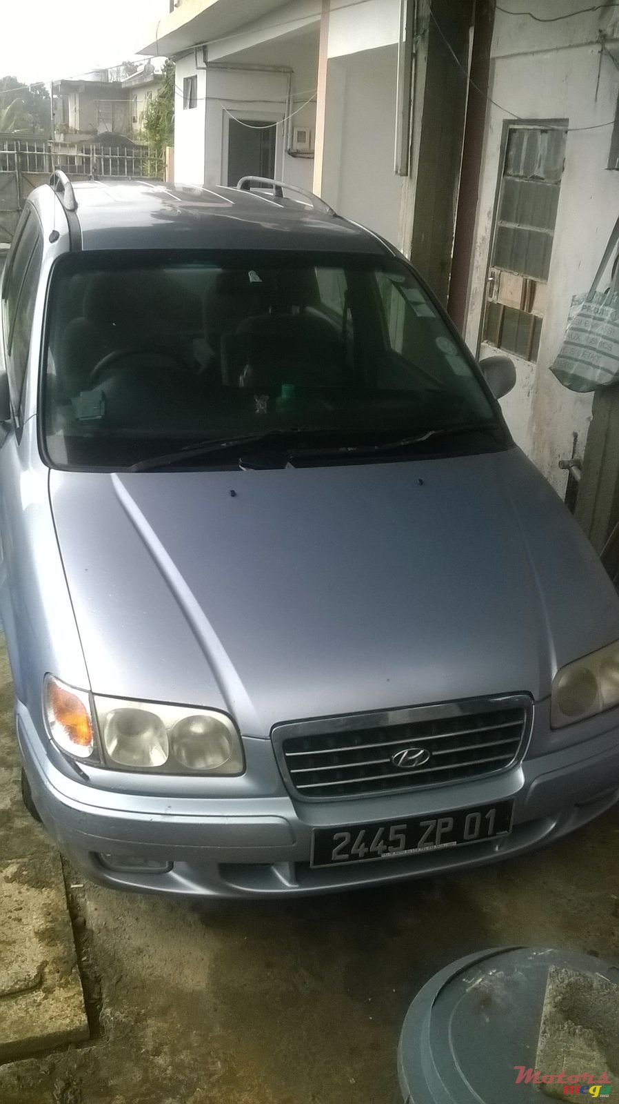 2001' Hyundai Trajet photo #1