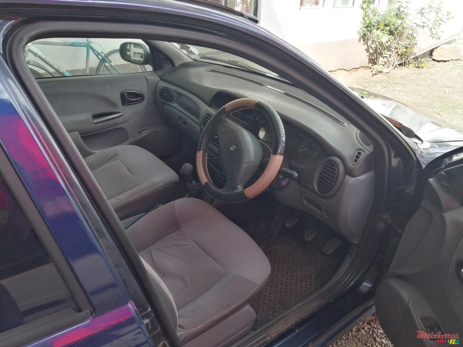 2001' Renault Megane photo #3