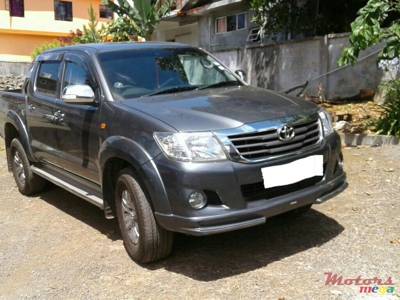 2013' Toyota Hilux 4x2 turbo photo #2