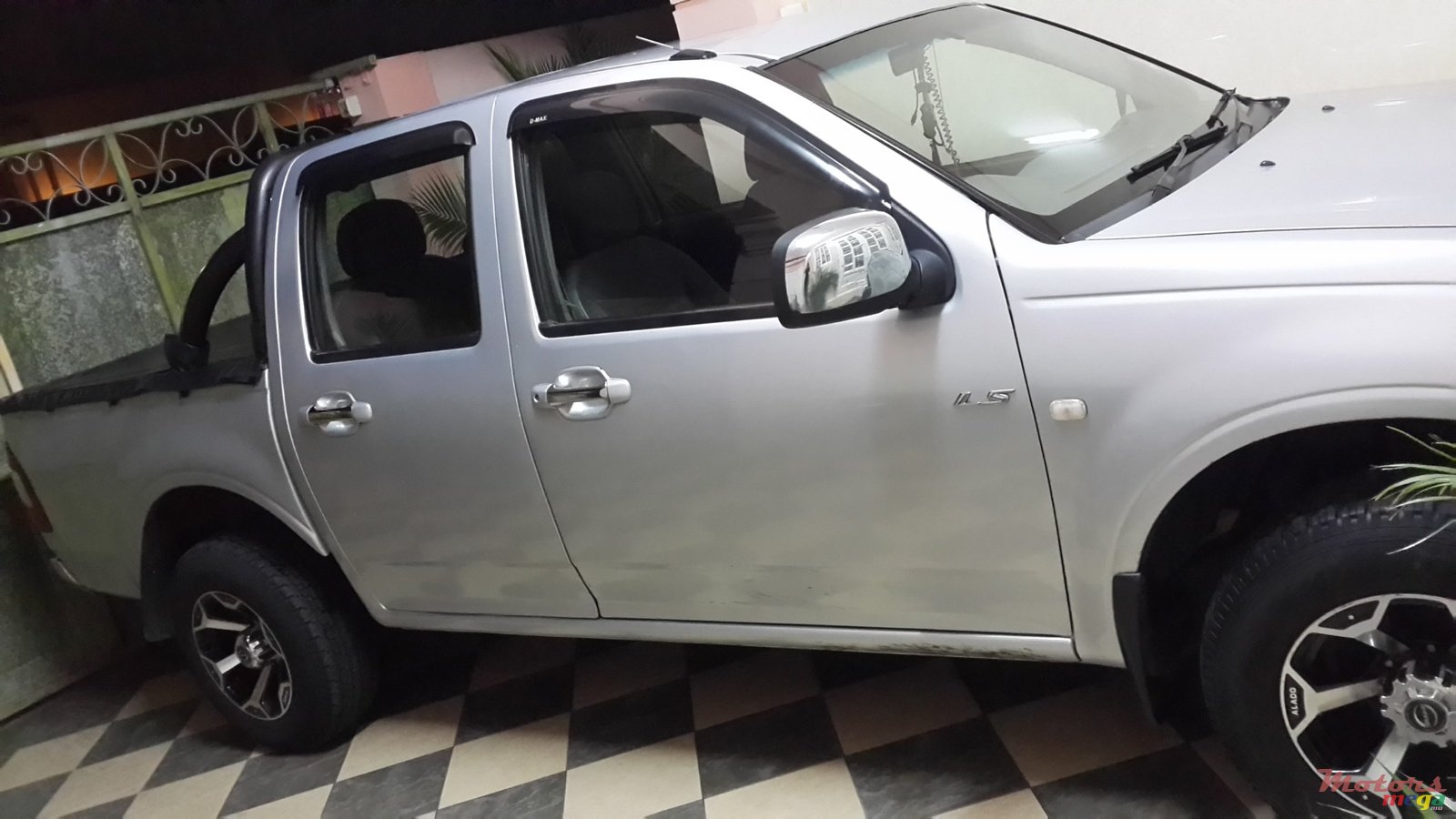 2005' Isuzu D-Max LS photo #1