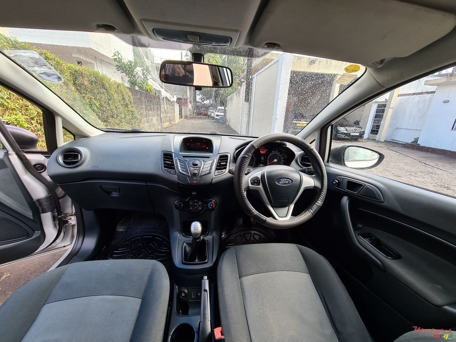 2012' Ford Fiesta Hatchback photo #6