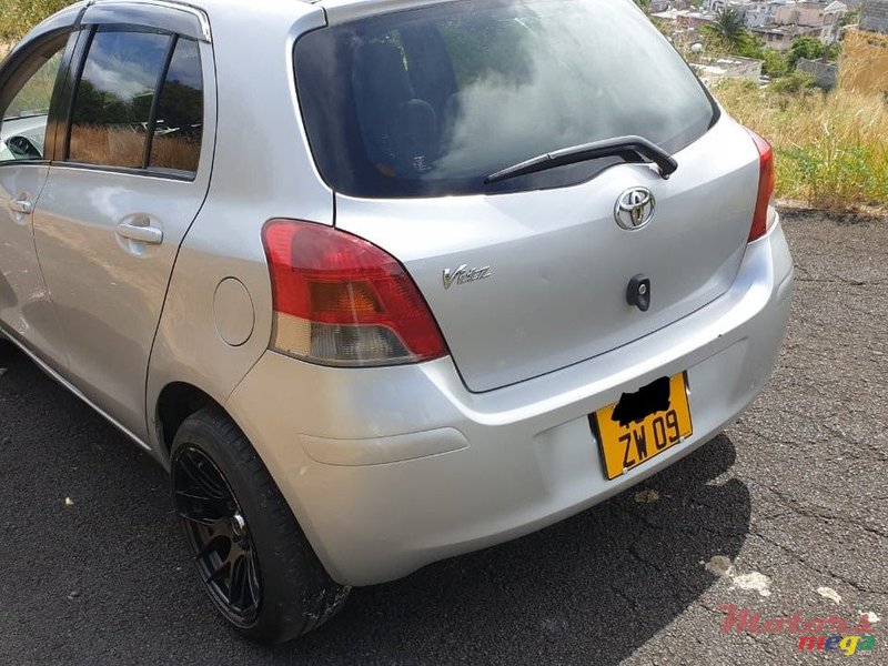 2009' Toyota Vitz photo #2