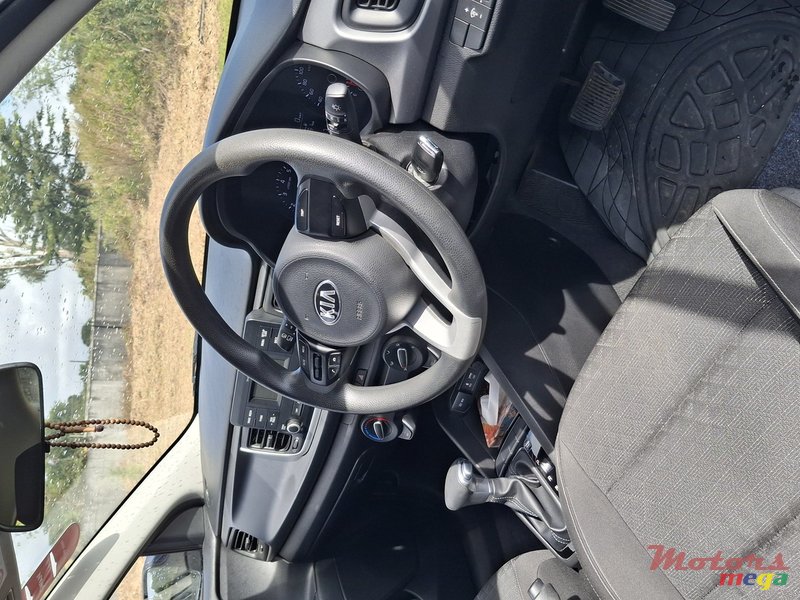 2018' Kia Rio photo #5