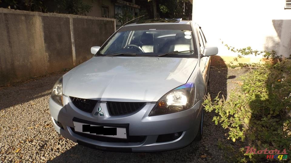 2004' Mitsubishi Lancer GLX photo #2