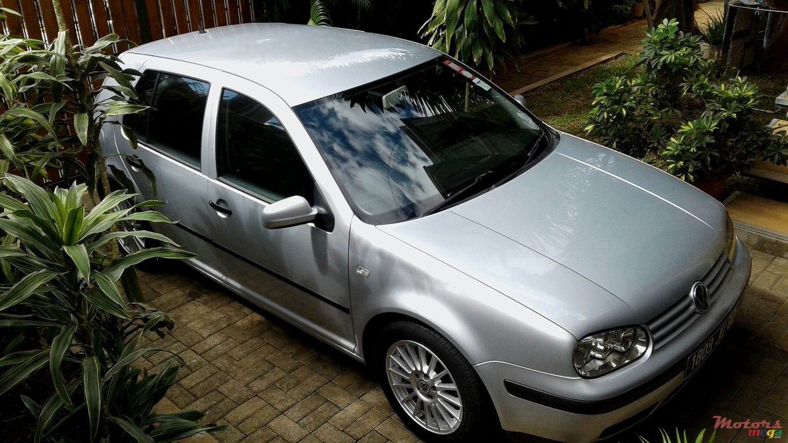 2002' Volkswagen Golf photo #3