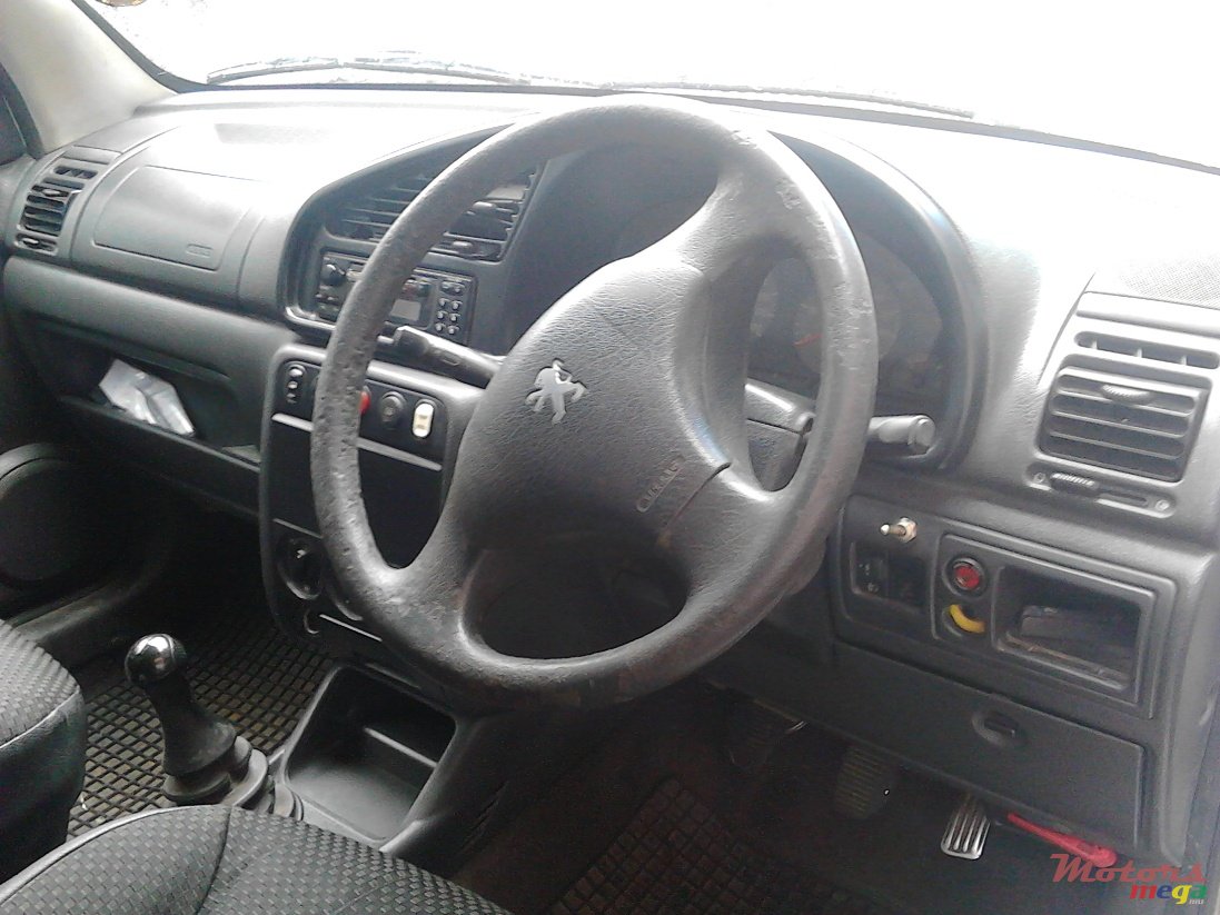 2002' Peugeot Partner photo #1