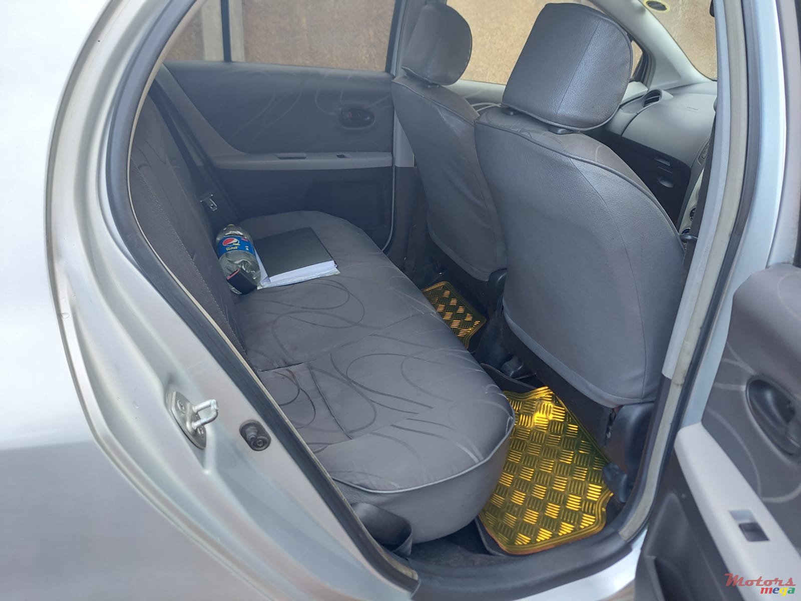 2005' Toyota Vitz photo #1