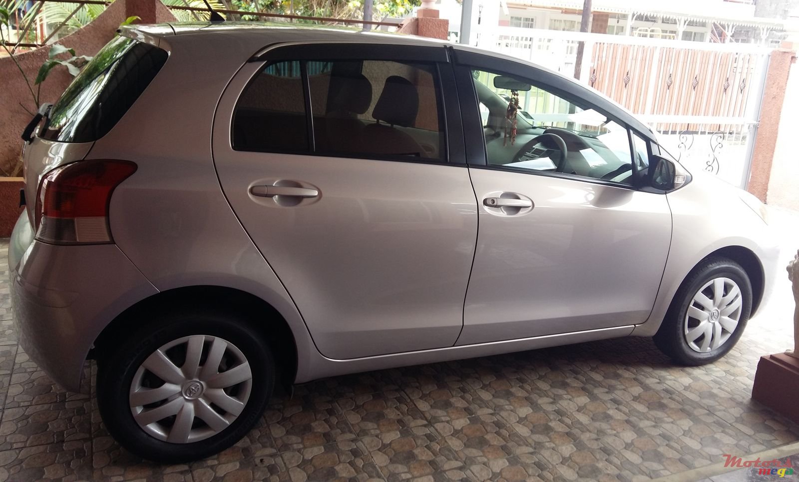 2009' Toyota Vitz photo #4