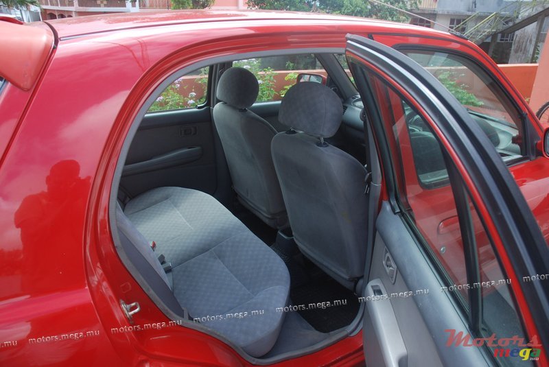 2001' Nissan photo #4