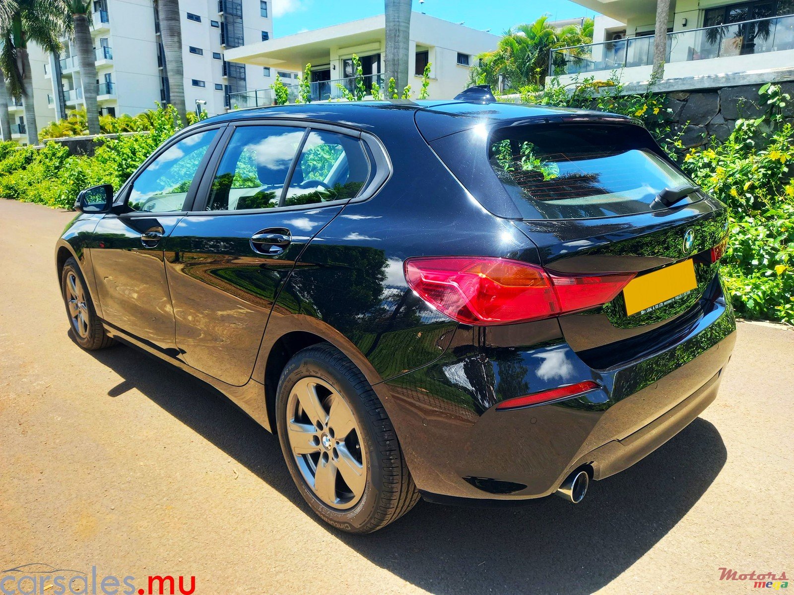 2020' BMW 118 i Lounge Edition photo #2