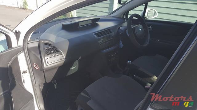 2009' Citroen C4 photo #5