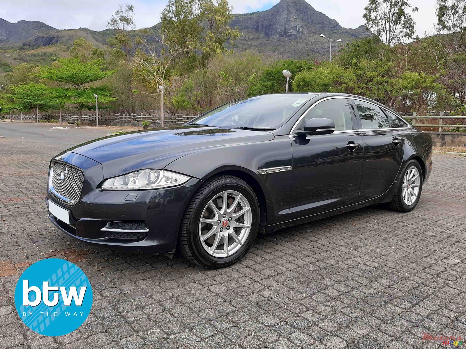 2015' Jaguar XJ photo #2