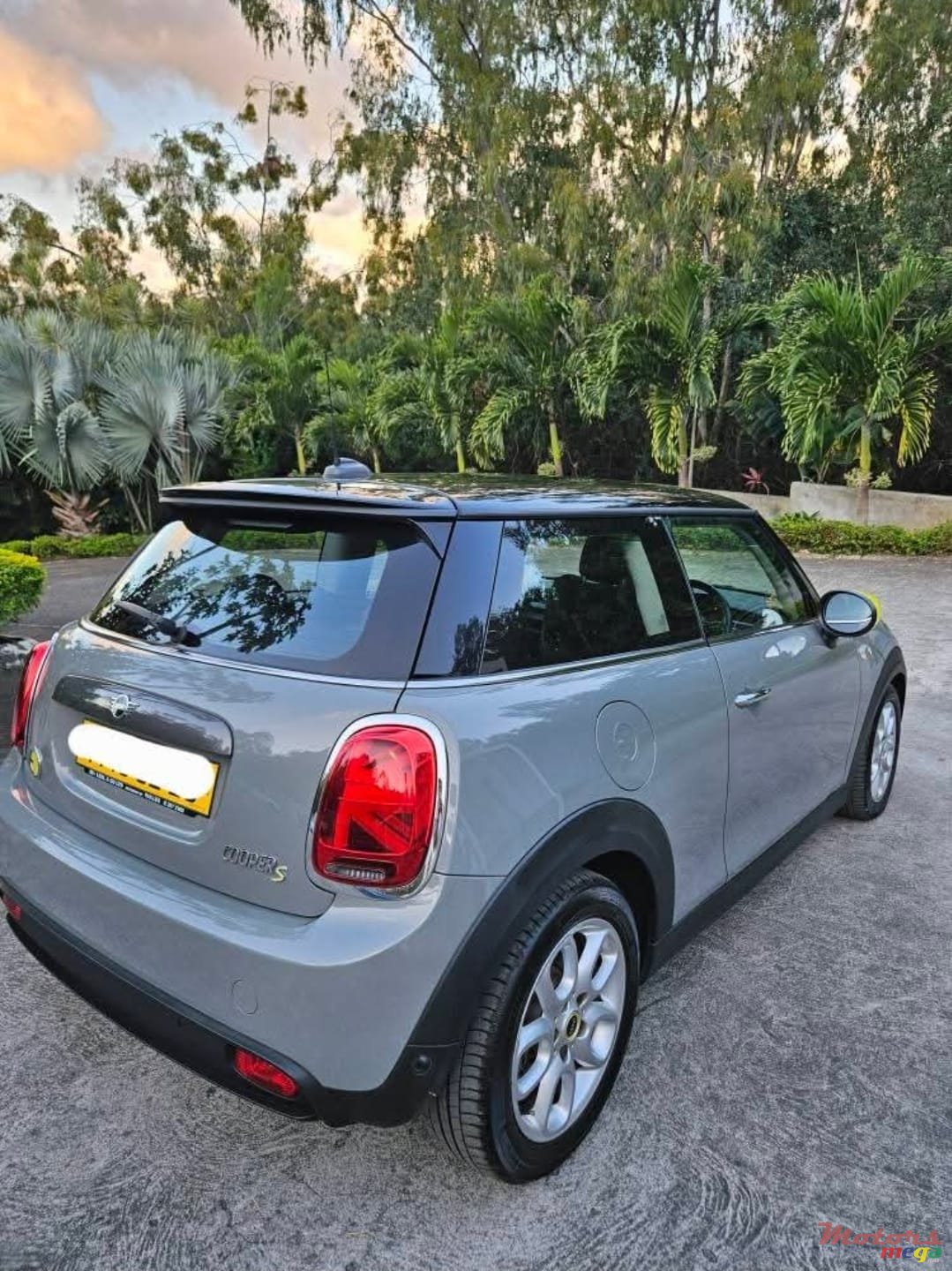 2020' MINI Cooper SE photo #2