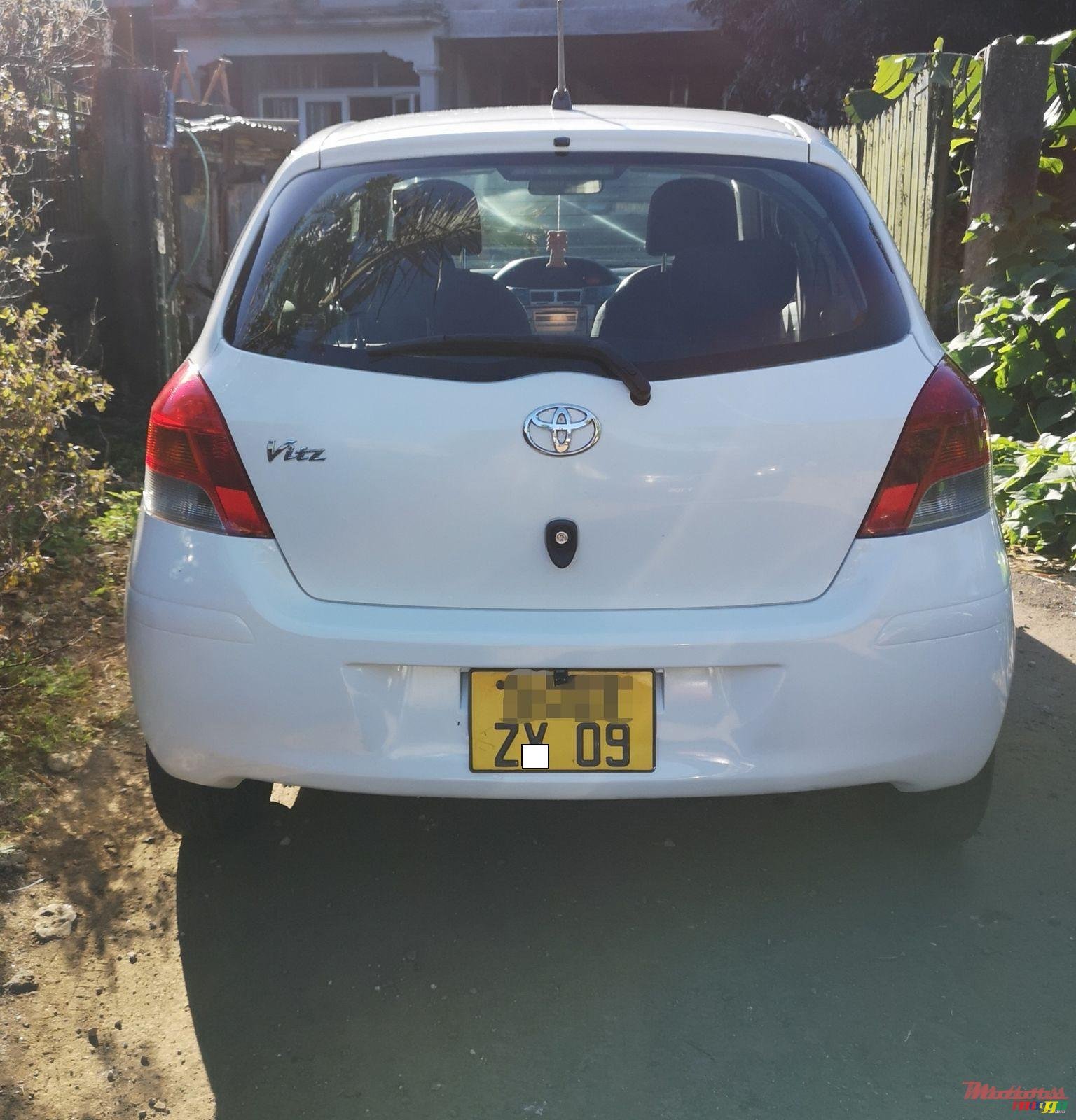 2009' Toyota Vitz photo #1