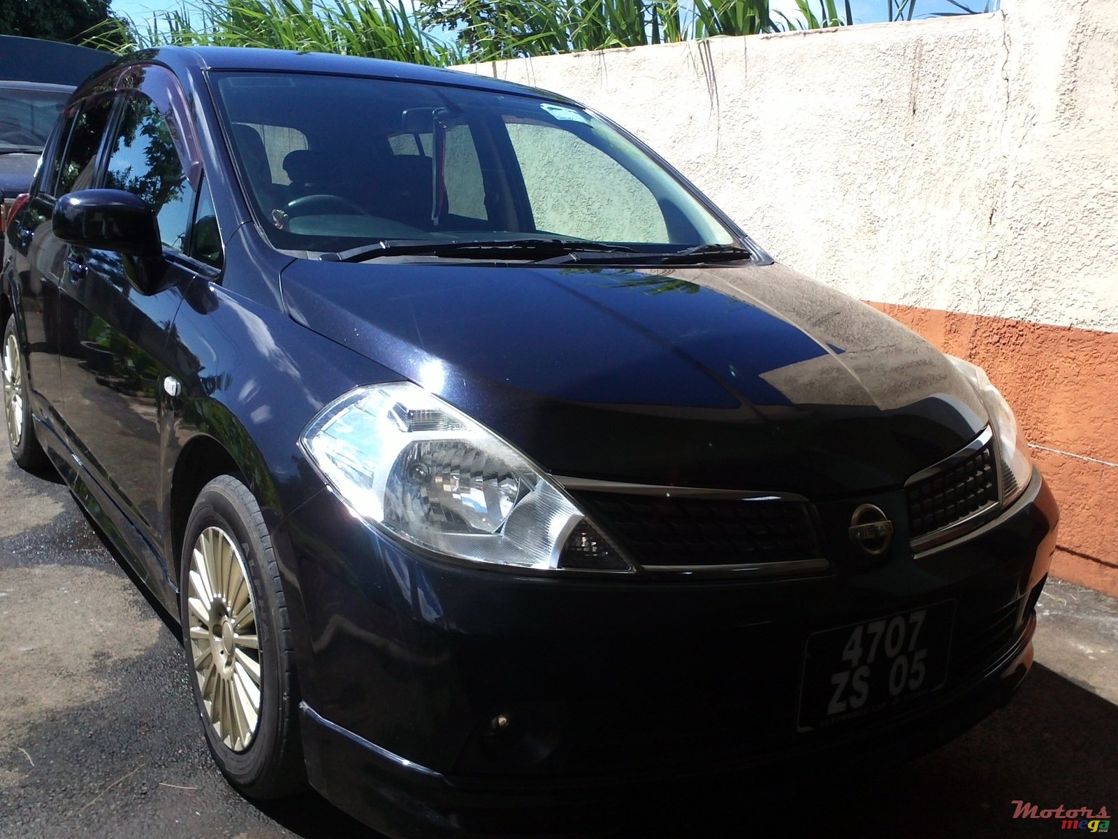 2005' Nissan Tiida photo #1