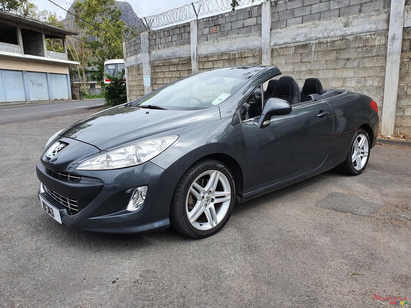 2011' Peugeot photo #2