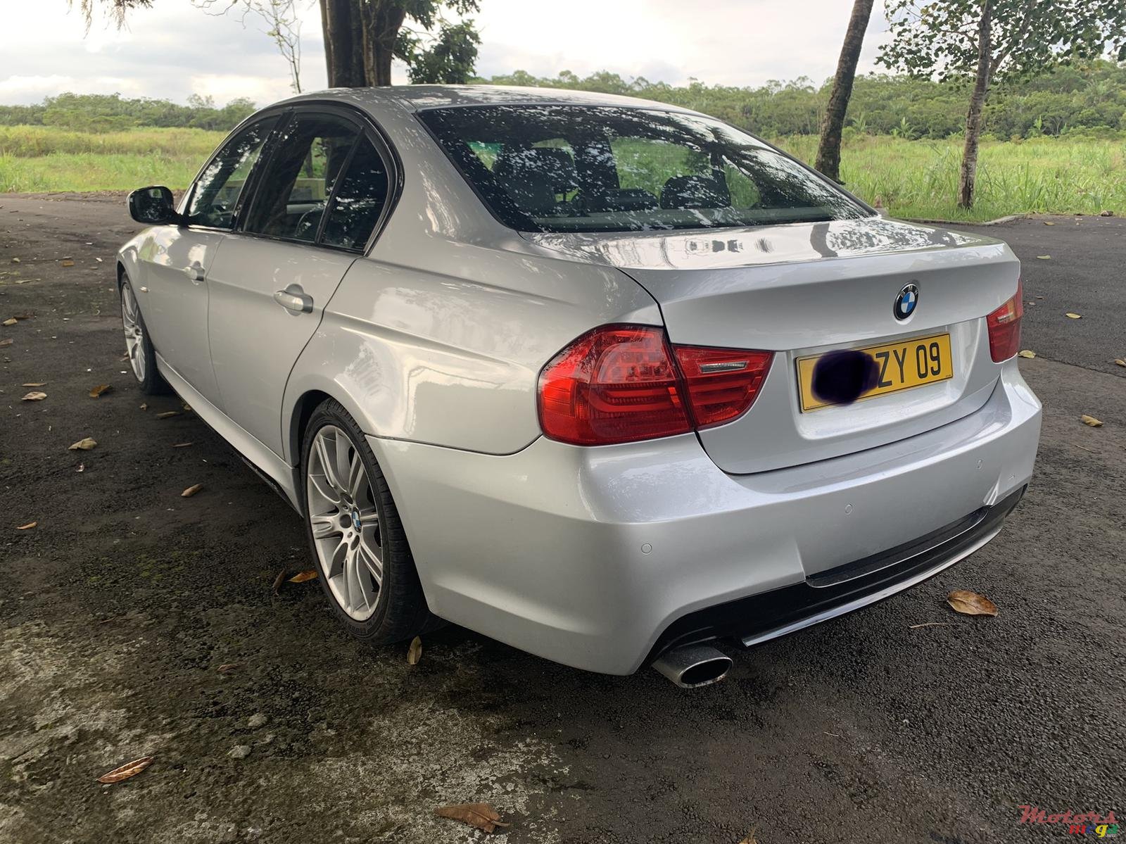 2009' BMW 3 Series M Sport pack photo #2