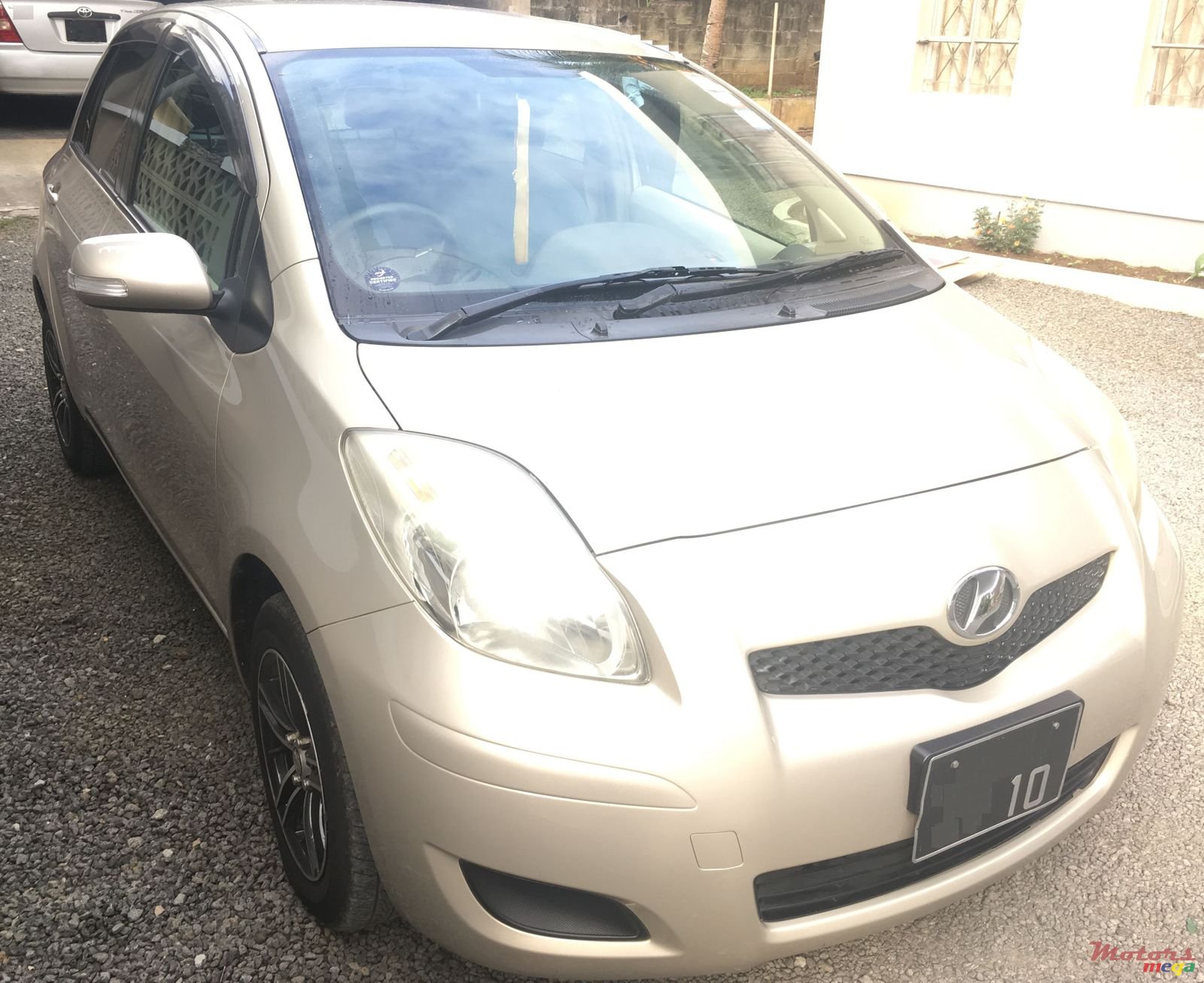 2010' Toyota Vitz photo #2