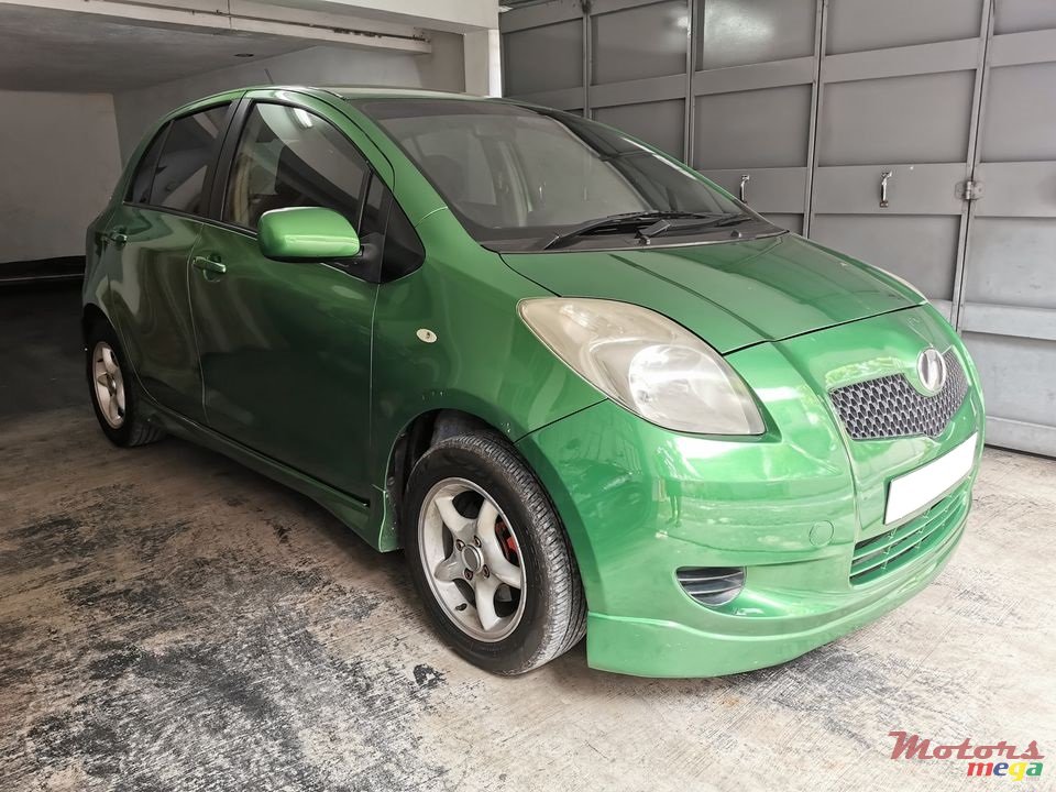 2005' Toyota Vitz photo #2