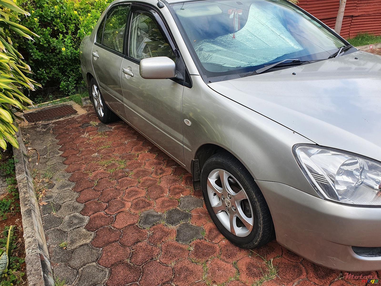 2005' Mitsubishi Lancer photo #3