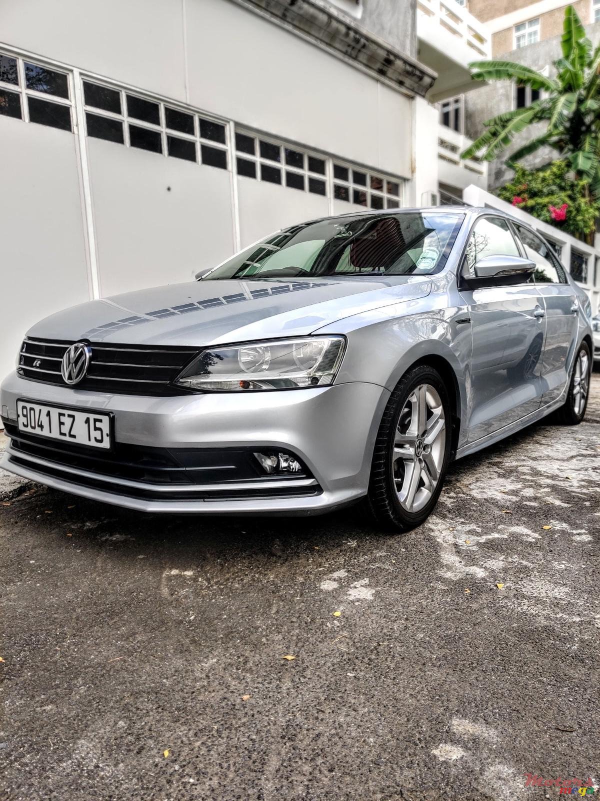 2015' Volkswagen Jetta TSI R-Line photo #3