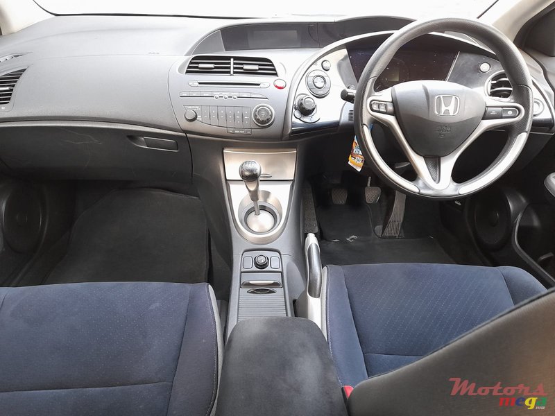 2008' Honda Civic Hatchback photo #4