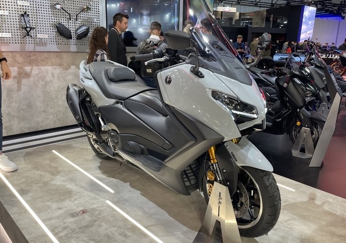 Les maxi-scooters sportifs Yamaha TMax et TMax Tech Max passent à la vitesse supérieure